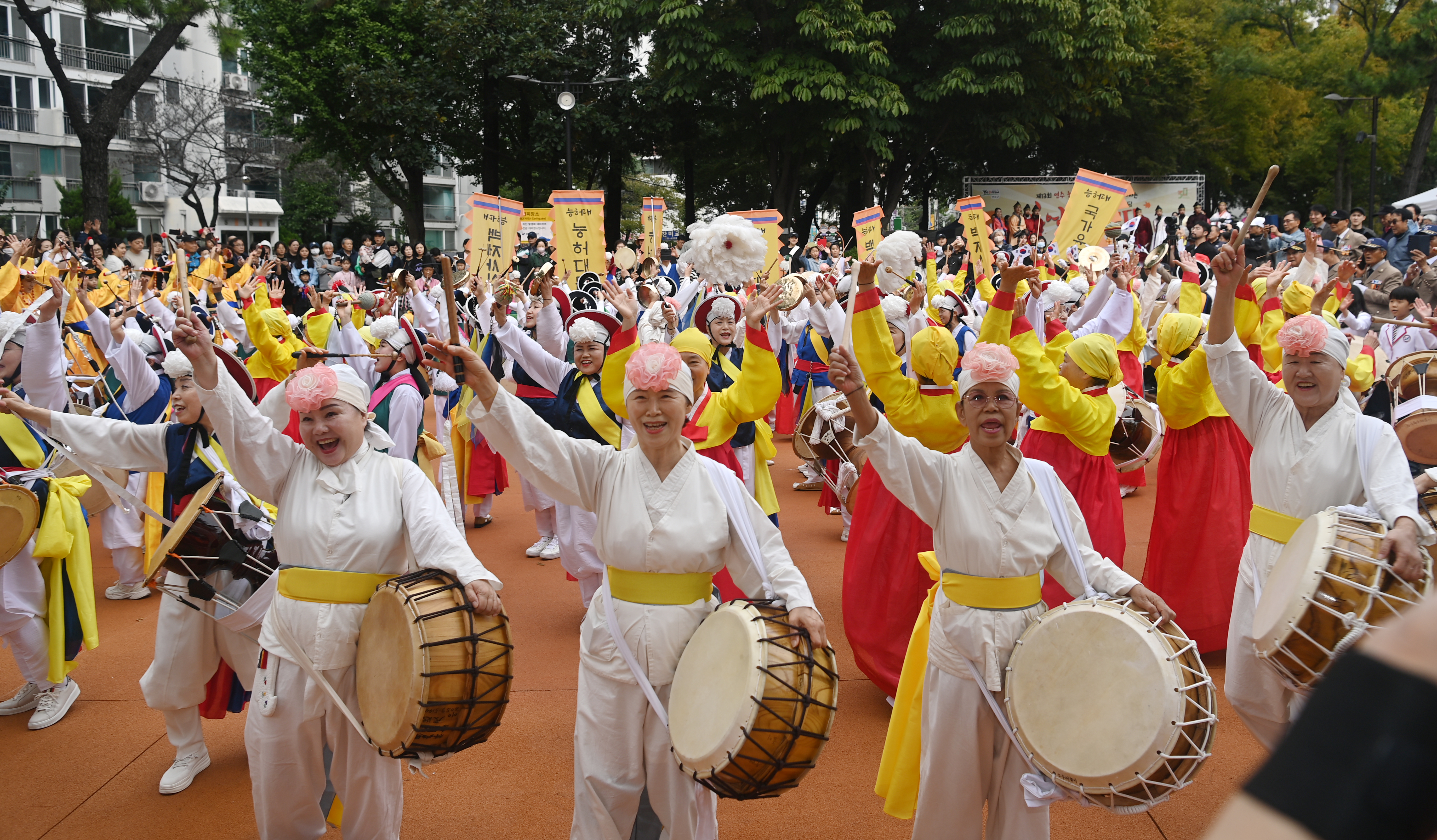 지난 17일부터 19일까지 3일간 능허대공원과 송도달빛축제공원 일원에서 열린 제13회 연수 능허대 문화축제의 대표 프로그램인 백제 사신 퍼레이드가 주민 사신단과 외국인 참가자 등 1천여 명이 참여한 가운데 성황리에 마무리됐다